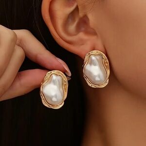Elegant Gold and Pearl Earrings. Unique Vintage Stud earrings